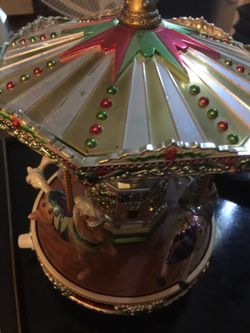 Mr. Christmas, holy day, Marry go around carousel music box with 4 horses.