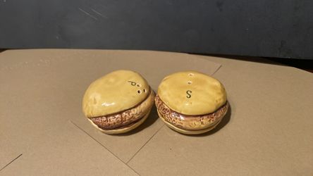 Vintage hamburger salt n pepper shakers