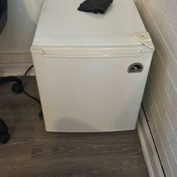 Igloo Mini Refrigerator. ( Willing To Negotiate 