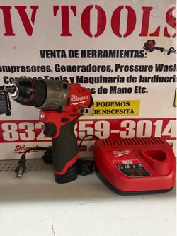 Milwaukee M12 1/2in Hammer Drill/Driver Kit