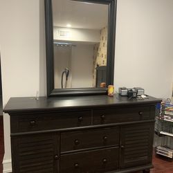 Dresser With Mirror 
