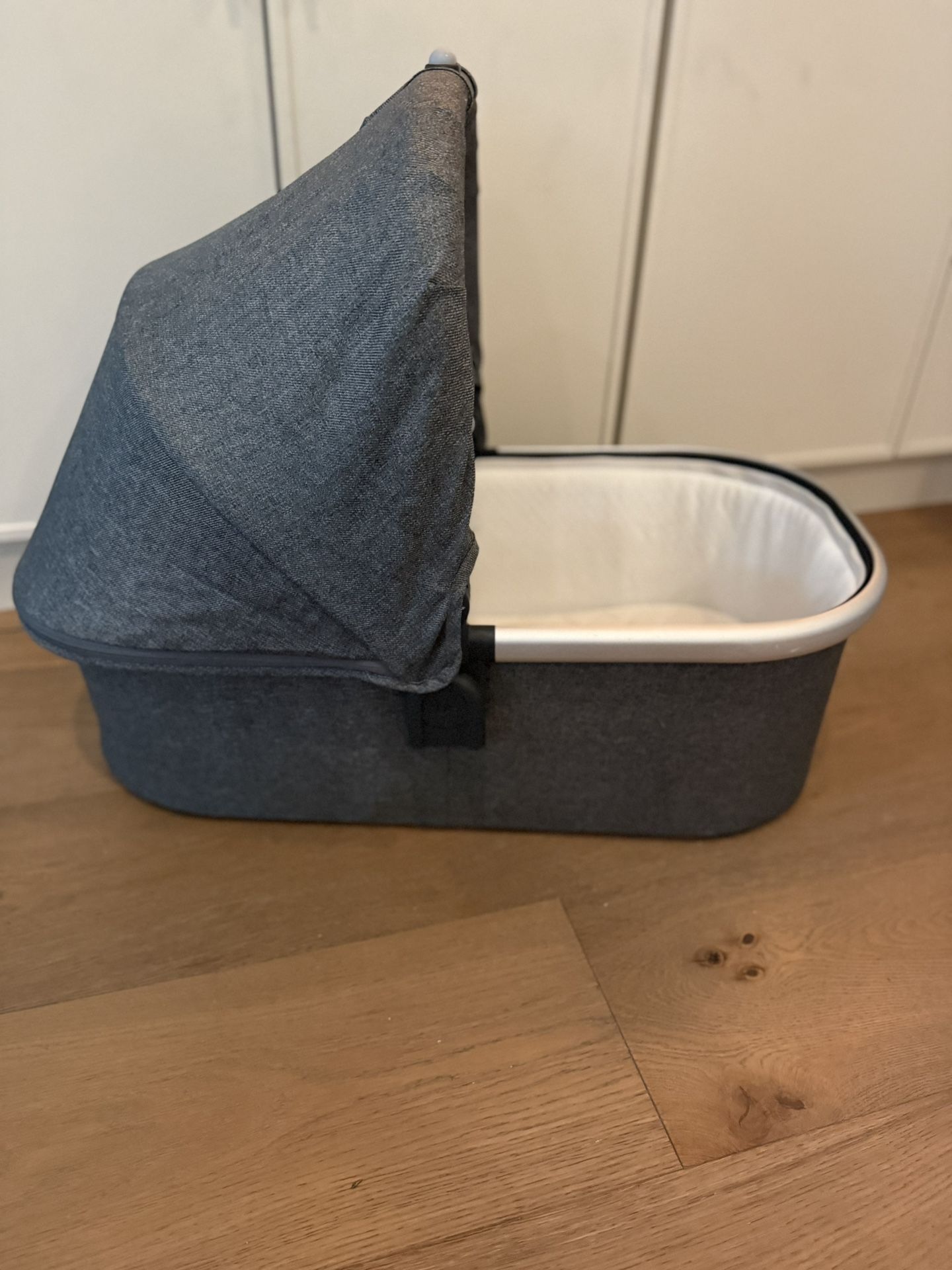UPPAbaby V2 Bassinet, Greyson (Charcoal Melange)