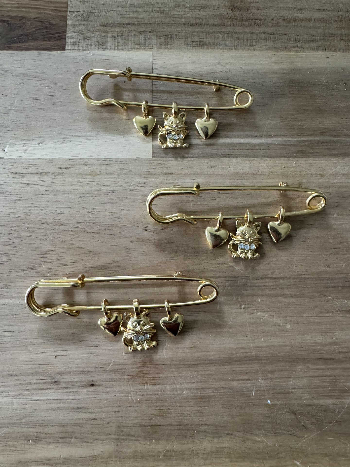 CAT brooch PIN, with Dangly Hearts and Cat. NEW, have 3