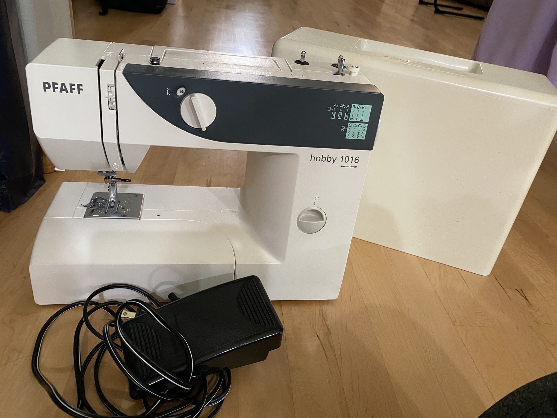PFAFF Hobby 1016 Sewing Machine With Case 