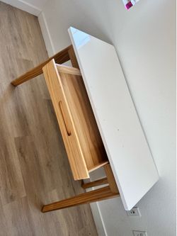 Table / Nail desk