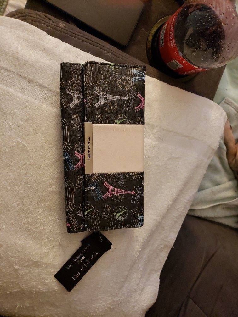 TAHARI "PARIS"  RFIL 3 SECTION CLUTCH BILFOLD/PURSE VEGAN LEATHER . IDENTITY PROTECTION LINING