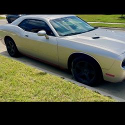 DODGE CHALLENGER FOR SALE (CLEAN TITLE)