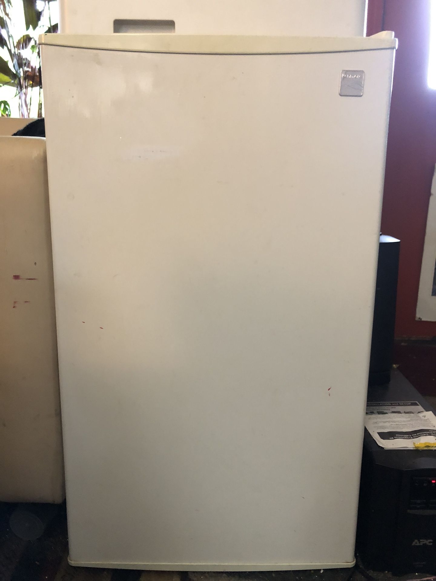 Mini fridge (  L Sized W/ lil freezer ❄️👌✨)