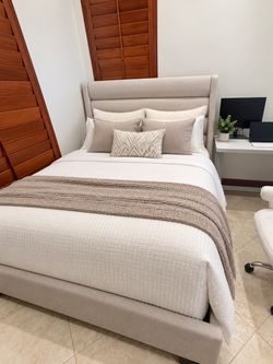Upholstered Platform Bed Frame Queen size