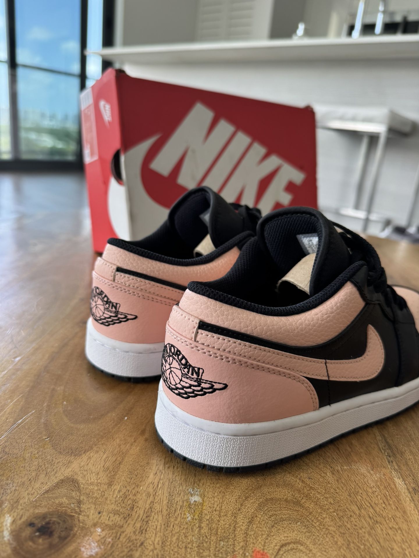 Jordan 1 Low crimson Tint Size 7.5 VNDS