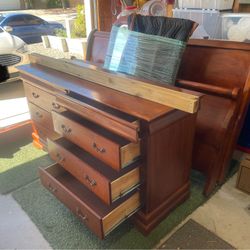 King Sleigh Bed With Dresser And Mirror 