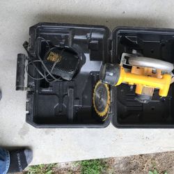 Dewalt Cordless Circular Saw 18V With Case Charger