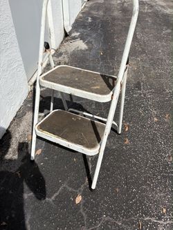 folding two‑step stepladder