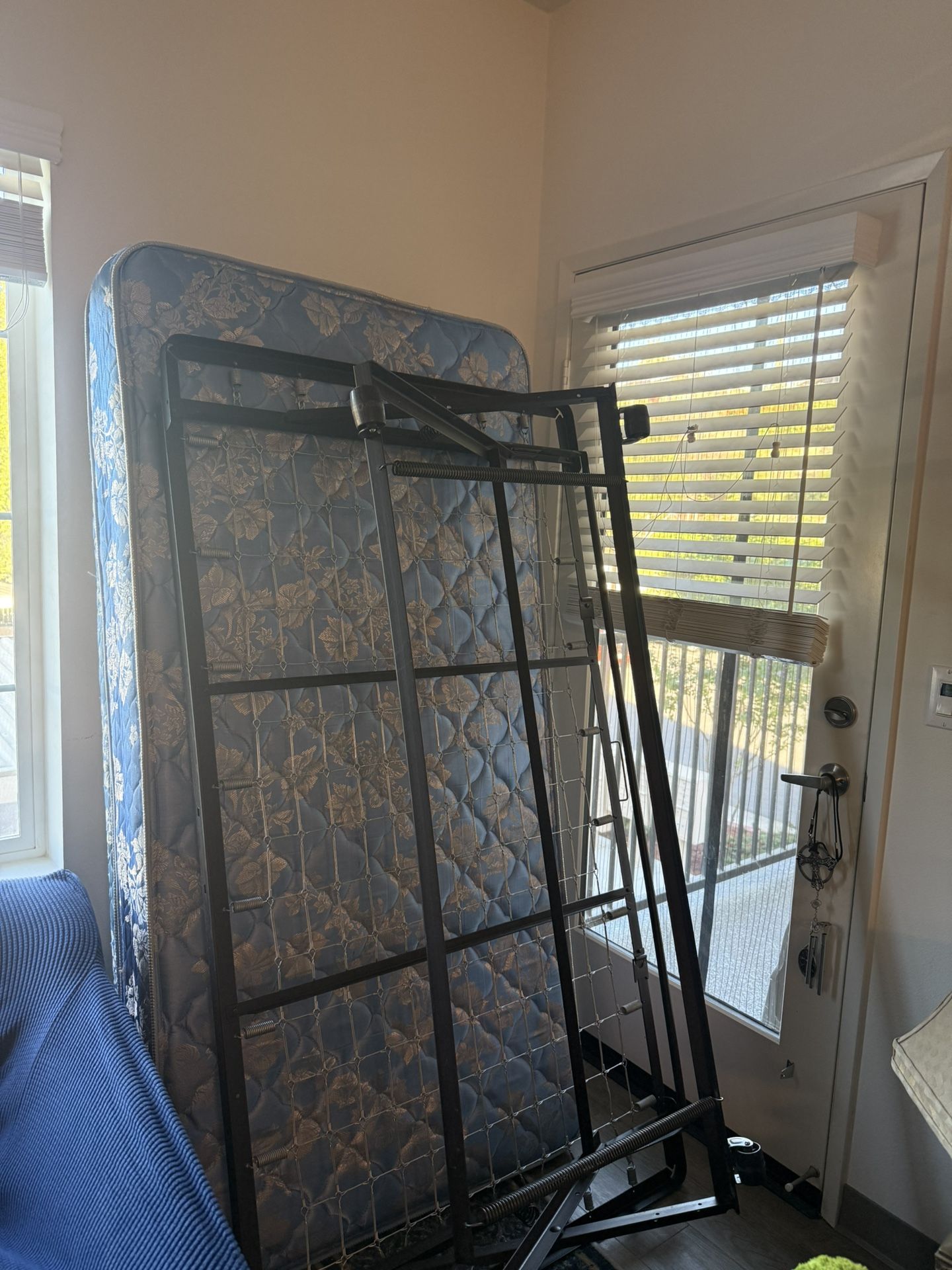 Twin DAYBED - Free (Must pickup ASAP)