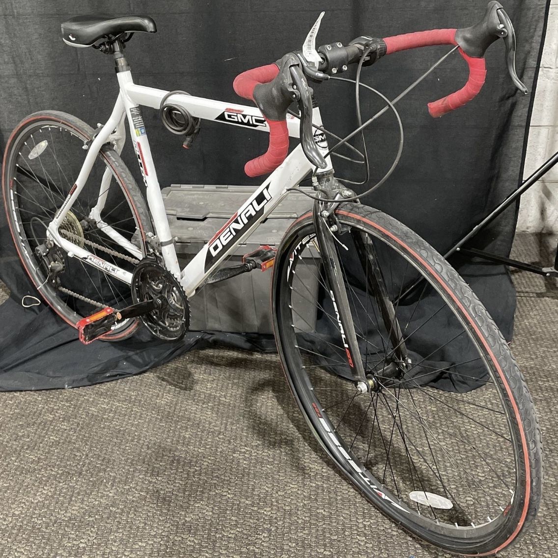 GMC Denali 700cc Men's Road Bike, White