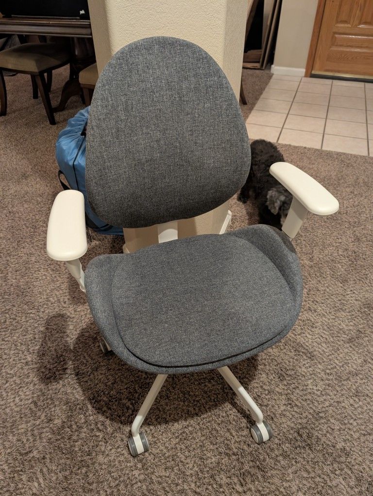 HATTEFJÄLL
office chair with armrests, gunnared medium gray/white
