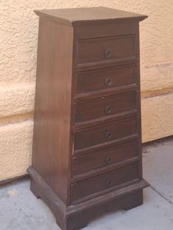 Dresser Pyramid