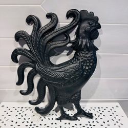 Vintage cast iron rooster wall Hanging  9 1/2” tall x 7 1/2” wide  Really nice condition  Heavier weighted