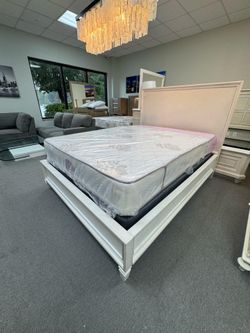 Queen bed frame (FREE 24H DELIVERY AND SETUP)