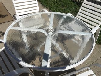 Table and 4 chairs patio set