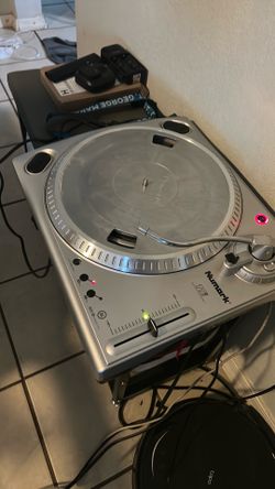 Numark turntables with wires for stereo and usb