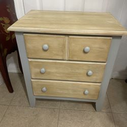 Beautiful  end table / side table  with 3 drawers