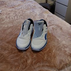 Lindos tenis muy comodos  sais   3   muy linpios   y poco uso