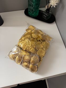 2000 gold rose petals