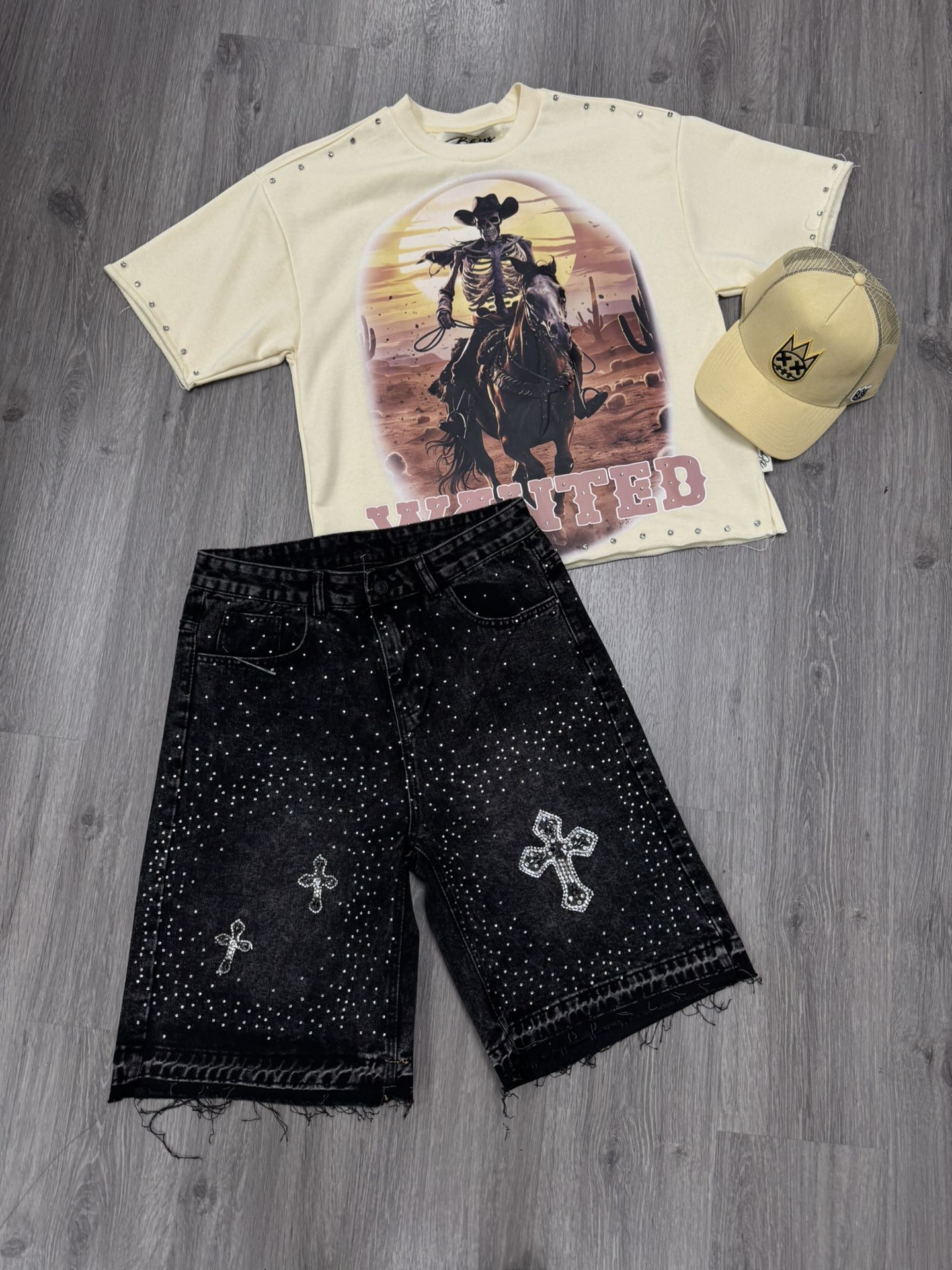 T SHIRT HAT AND JEANS 120$ Everything TODO 120$