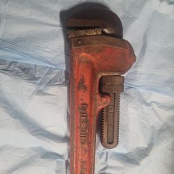 RIDGID HEAVY DUTY #36 PIPE WRENCH IN GOOD CONDITION. $ 50.00 OR BEST OFFER. LOCAL PICK UP ONLY. 