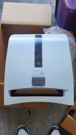 Commercial hand towel dispenser