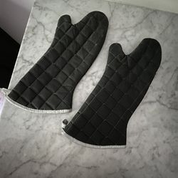large high end made in the USA Phoenix Oven Mitts Charcoal, Flameguard, 17”never used wipes clean