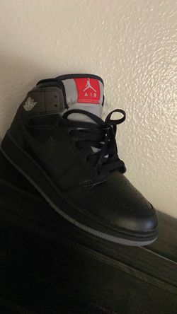 Air Jordan 1 Mid Black Sneaker
