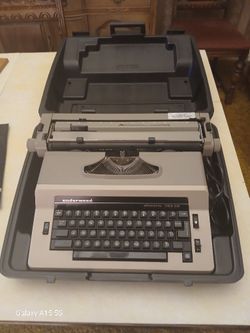 Type Writer Underwood In Case