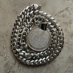 AMAZING  SILVER  HEAVY  CHAIN CUBAN  26 INCHES AND HEAVY SILVER BEZEL AND TWO ONZAS MEDAL CUAUHTEMOC CALENDARIO AZTECA PROOF