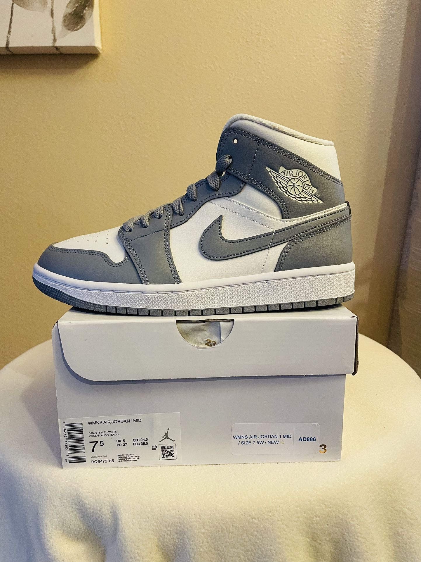 Jordan 1 Mid Women’s Size 7.5