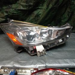 2015-17 Toyota Prius V Right Headlight 