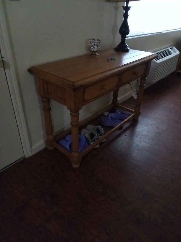 Entry Table/Buffet