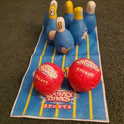 Vintage 1998  Looney Tunes Vinyl Bowling set (Elm City)