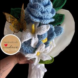 Bonito Areglo De Flores A Croché Ideal Para Regalo De Graduasion A Buen Precio A $35