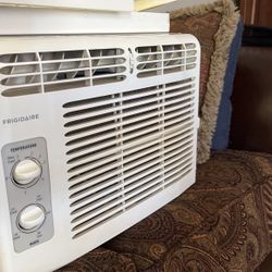 Frididaire Air Conditioner 5000 Bcs Works Amazing 