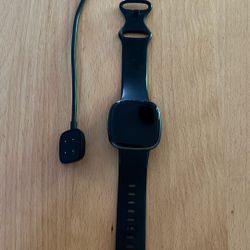 Fitbit Versa 4 With Charger