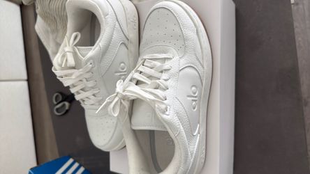 Brand new women’s Alo shoes