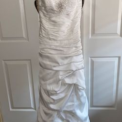 Size 2 wedding dress 👗 originally was a size 8 but tailored to a size 2
