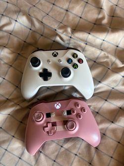 2 Xbox controllers