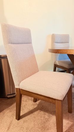 Very nice table and 4 upholstered chairs