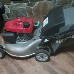 Honda 21 " 5.5 horsepower push mower with bagger