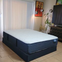 VERY NICE LIKE NEW  QUEEN SIZE SERTA DOBLE SIDED MATTRESS AND BOXSPRING FOR SALE! IN GREAT CONDITION  FREE DELIVERY 