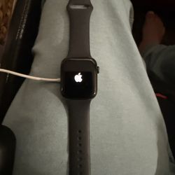 Apple Watch SE w/ Mesh Band And Charger