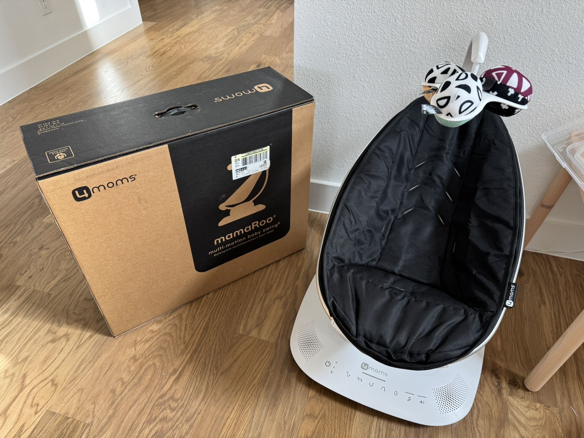 Like New 4moms MamaRoo Multi-Motion Baby Swing, Bluetooth Enabled with 5 Unique Motions